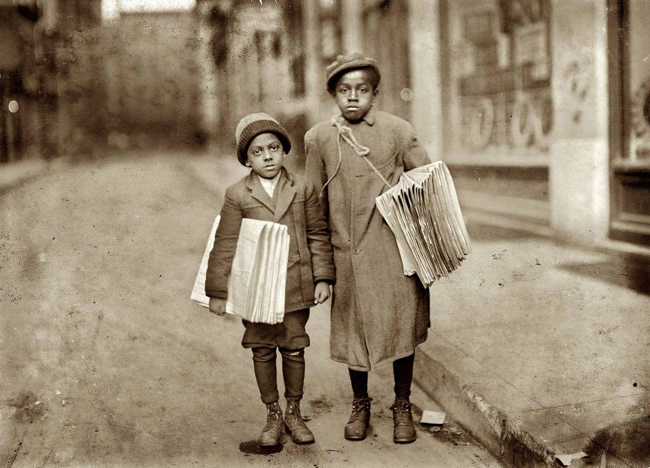 Lewis Hine – Niños negros vendedores de periódicos