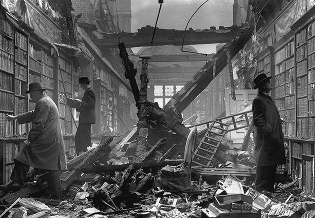 La biblioteca de la Holland House en ruinas tras un ataque aéreo alemán. Londres, 1940.